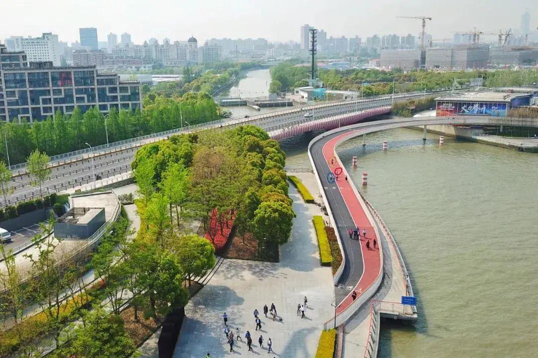 最新官场有声小说，自然美景中的官场探索之旅